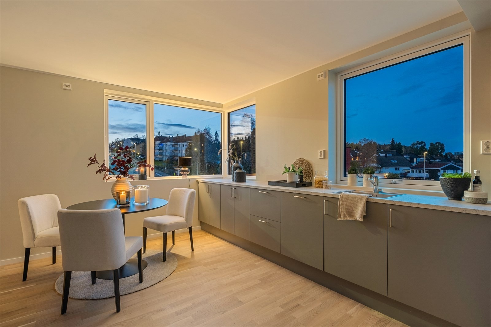 Velkommen til Breidablikveien 68A - En lekker og ubebodd 3-roms leilighet fra 2025 med generøse vindusflater. Galleribilde