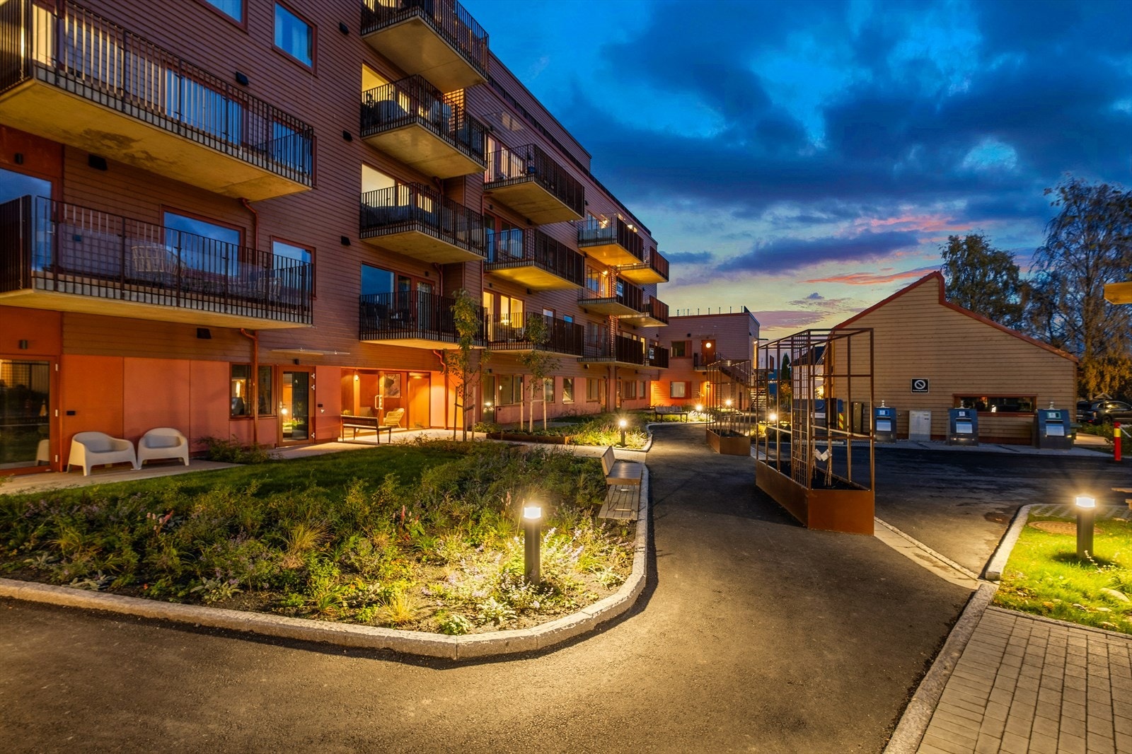 Fellesområdet lyses pent opp av flere gatelamper rundt gangstiene. Galleribilde