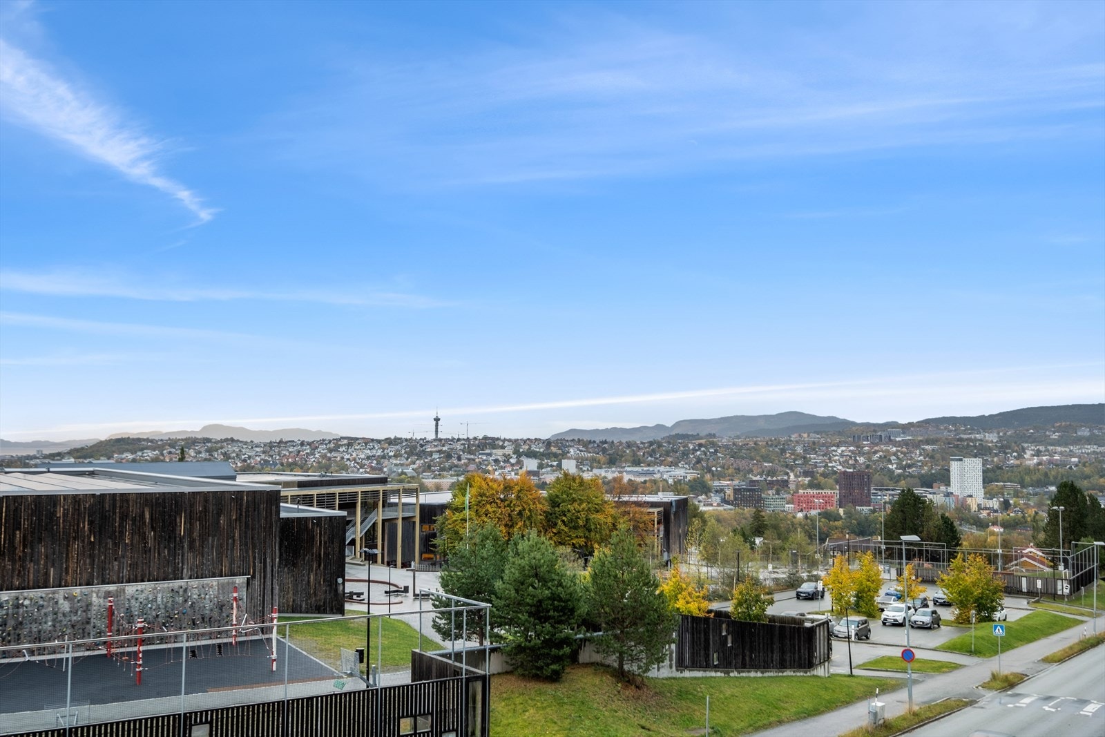 I nærområdet finner du skole, barnehage, dagligvare, idrettsanlegg og servicetilbud. Sverresborg Trøndelag Folkemuseum, med sitt mangfoldige kulturtilbud, og flere hyggelige kafeer og butikker gir området ekstra livskvalitet. Galleribilde
