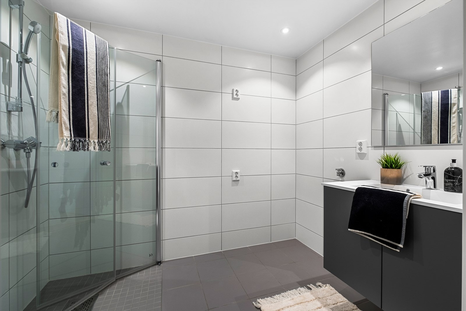 Stilrent og pent flislagt bad med behagelig gulvvarme. Badet er flislagt med flotte 30x60 flis på vegg og 30x30 flis på gulv. Badet ligger i tilknytning til entreen. Galleribilde