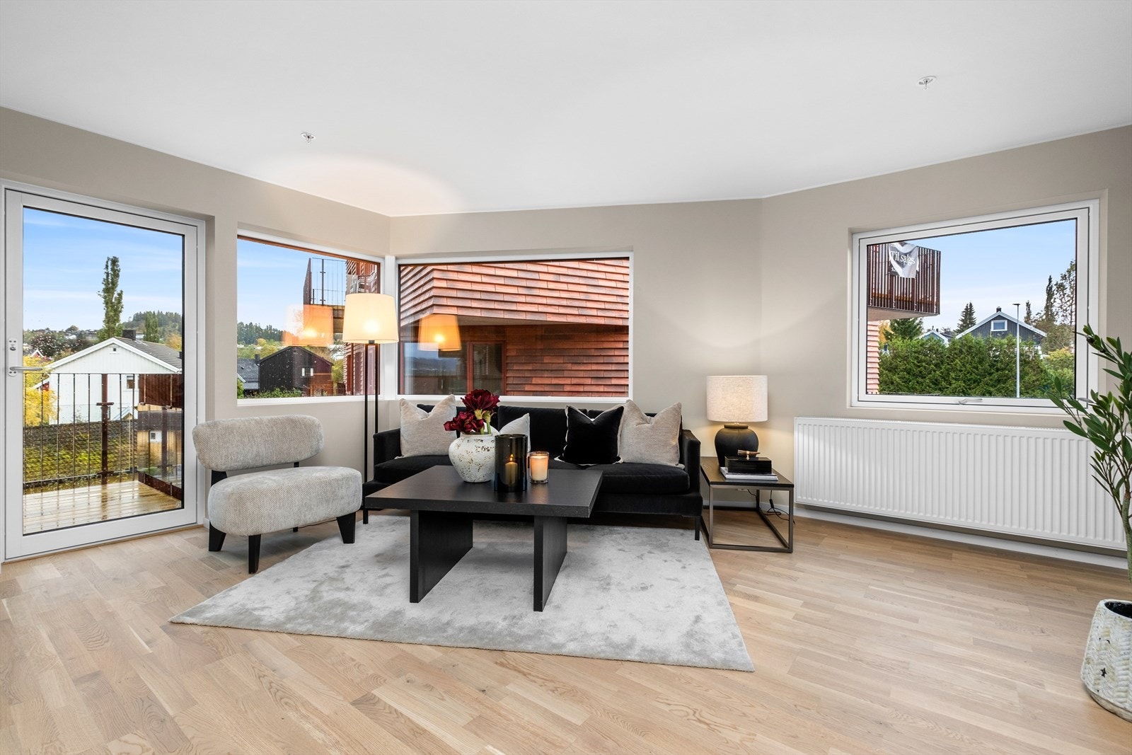 Stuen er på flotte 17,6m² med en delvis åpen løsning til kjøkken via en gang på totalt 43,6m². Galleribilde