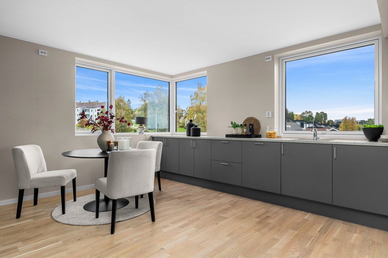 Leiligheten har et lekkert og moderne kjøkken levert fra kjøkkenleverandøren Svane. Her får du godt med oppbevaringsplass i både over- og underskap samt rikelig med benkeplass. Galleribilde