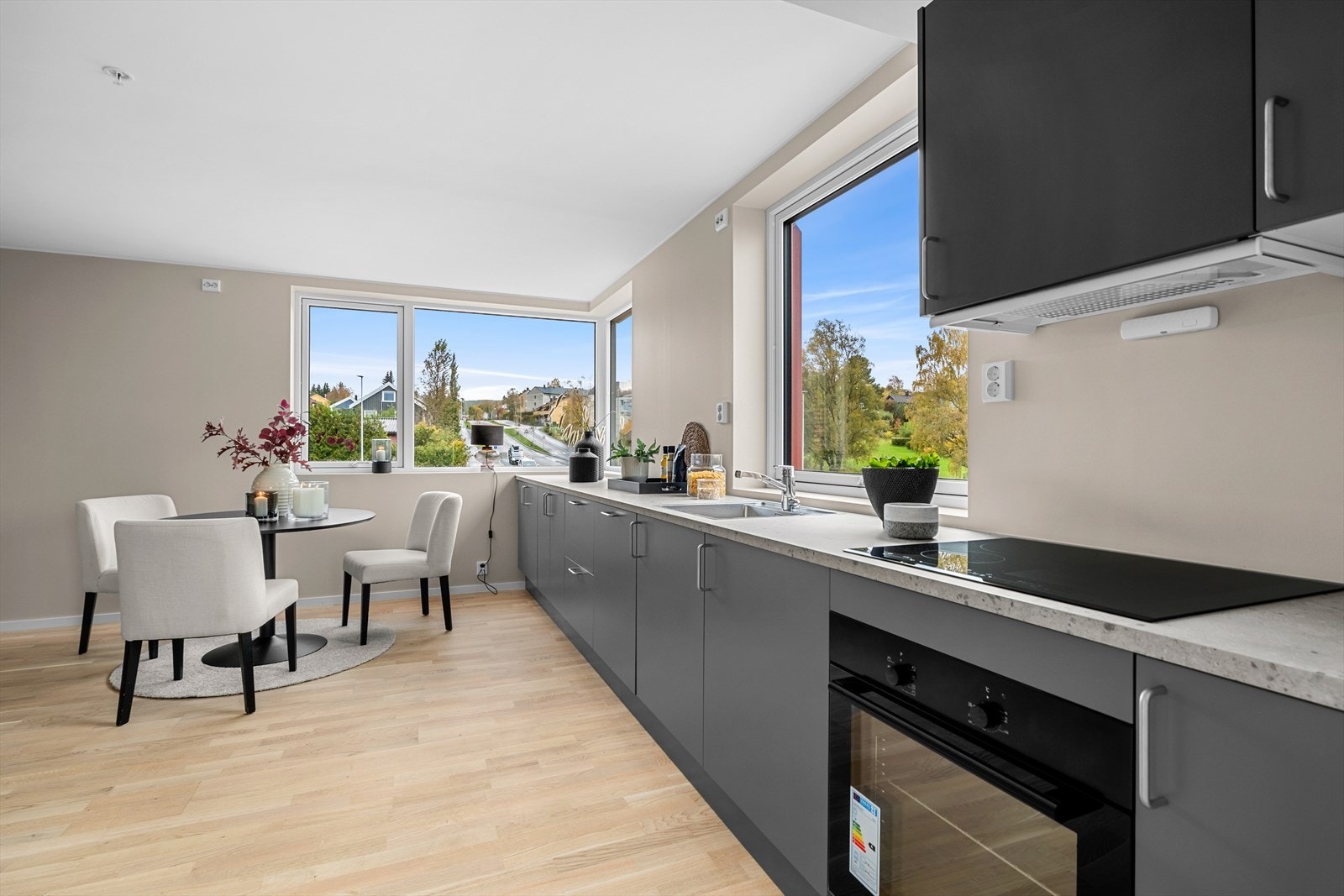 Kjøkkenet byr på integrerte hvitevarer som platetopp, stekeovn, kombiskap, oppvaskmaskin og mekanisk avtrekk over stekesone. Det medfølger leiligheten. Galleribilde