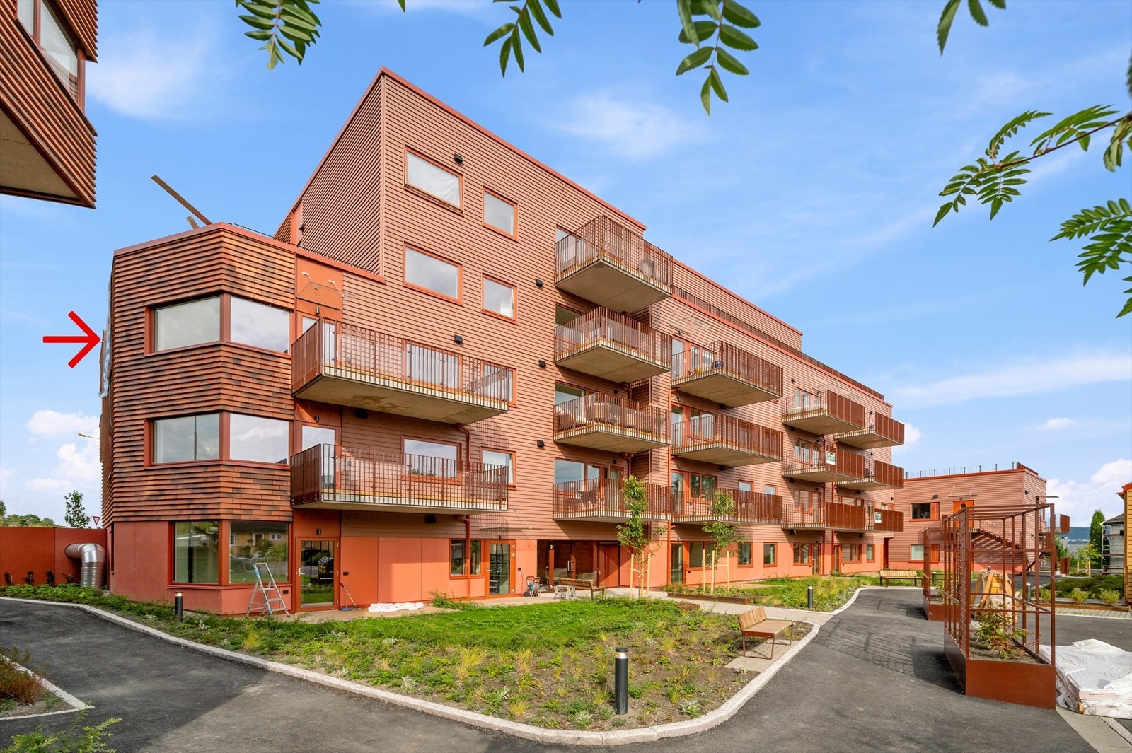 Flotte fellesarealer med både grøntområder, sitteplasser og lekeplass for beboerne. Galleribilde