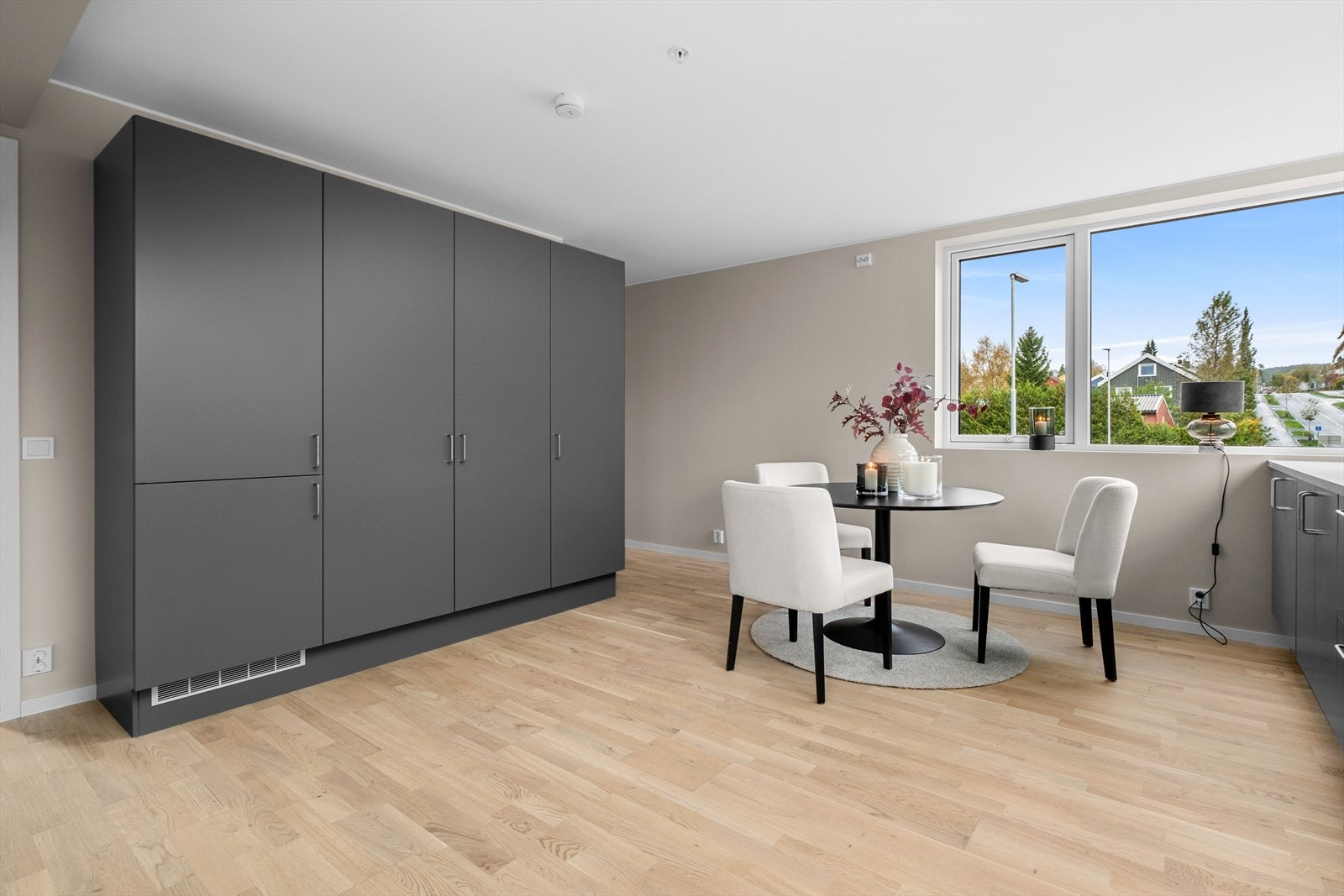 Kjøkkenets romslige størrelse på 22m² byr på gode møbleringsmuligheter med spisegruppe og oppbevarings i skap. Galleribilde