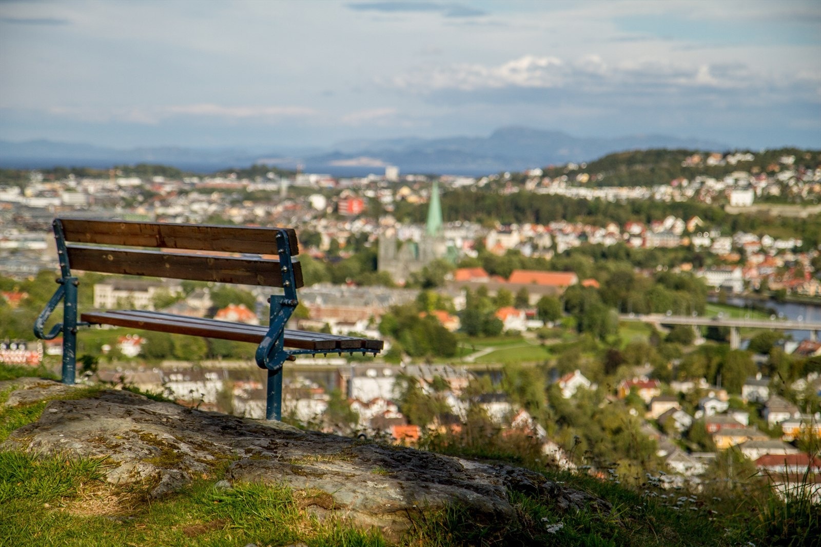 Med kun en 15 minutters gangavstand fra leiligheten finner du Sverresli utsikt som byr på et av Trondheims mest fantastiske utsiktspunkt! Galleribilde