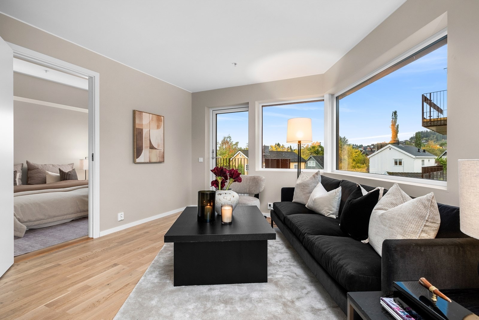 I stuen får du i lik linje med kjøkkenet store og flotte vindusflater som bidrar til rikelig med lysinnslipp. Galleribilde