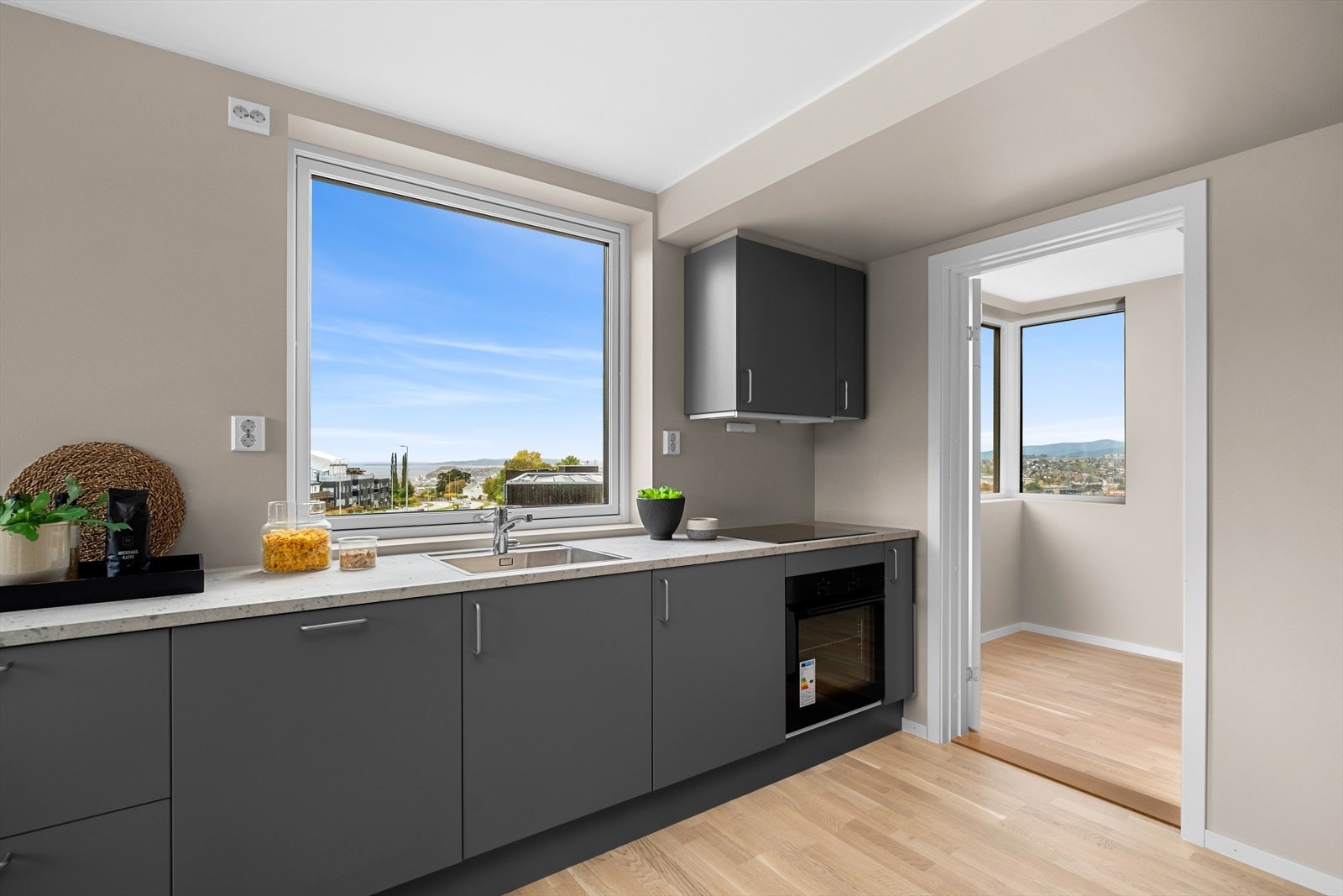 Leiligheten er på totalt 74m² og har en god planløsning med delvis åpen løsning mellom stue og kjøkken, et lekkert flislagt bad og 2 praktisk adskilte soverom på hver sin side av leiligheten. Galleribilde