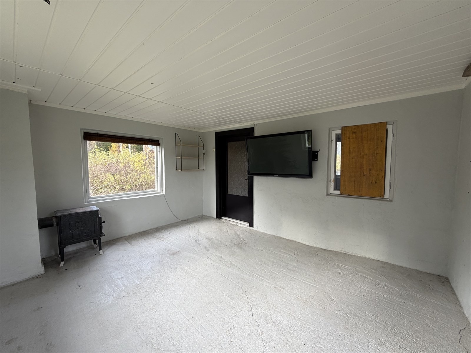 Oppholdsrom i uthus i tilknytning til garasje Galleribilde