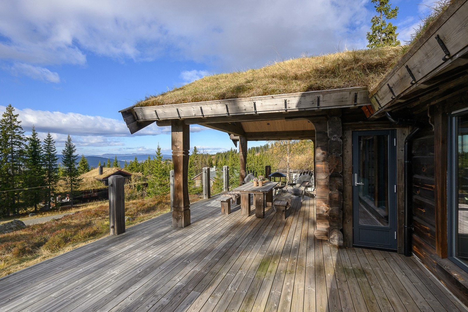 Sommerdagene kan nytes på en vestvendt, delvis overbygget terrasse. Galleribilde