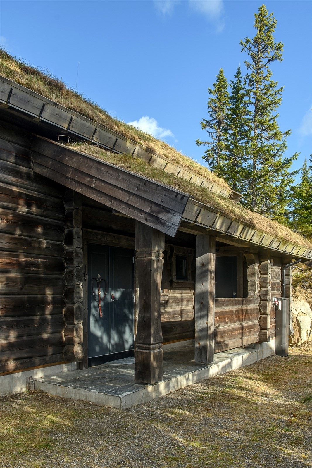 Hyggelig, overbygget inngangsparti. Galleribilde