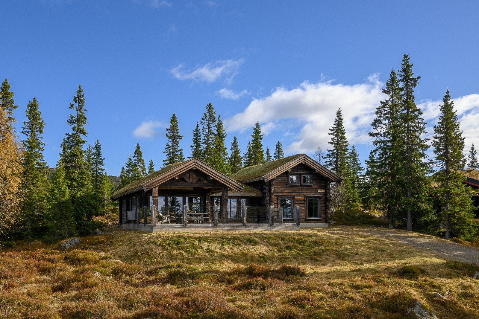 Rundmyrvegen 87 er en innbydende, velholdt og familievennlig tømmerhytte fra 2017. Galleribilde