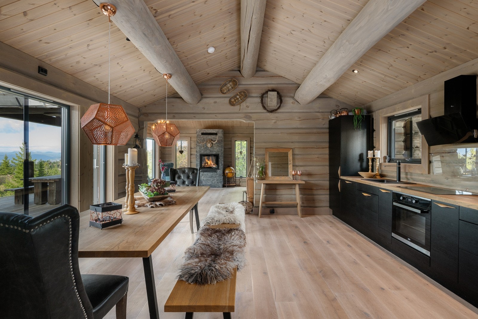 Kjøkkenet og spisestuen ligger i delvis åpen og sosial løsning mot stuen. Galleribilde