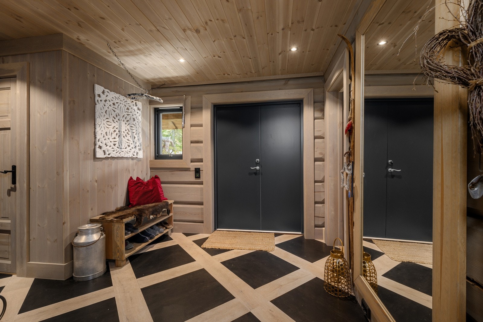 Lys og trivelig entré med flislagt gulv, og delvis fliser og panel på gulvet, og panel og tømmer på veggene. Galleribilde