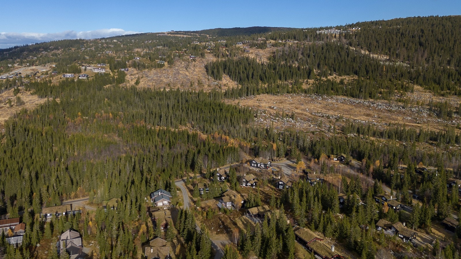 På sommerstid er det umiddelbar nærhet til naturskjønne turområdet - både til fots og på sykkel. Galleribilde
