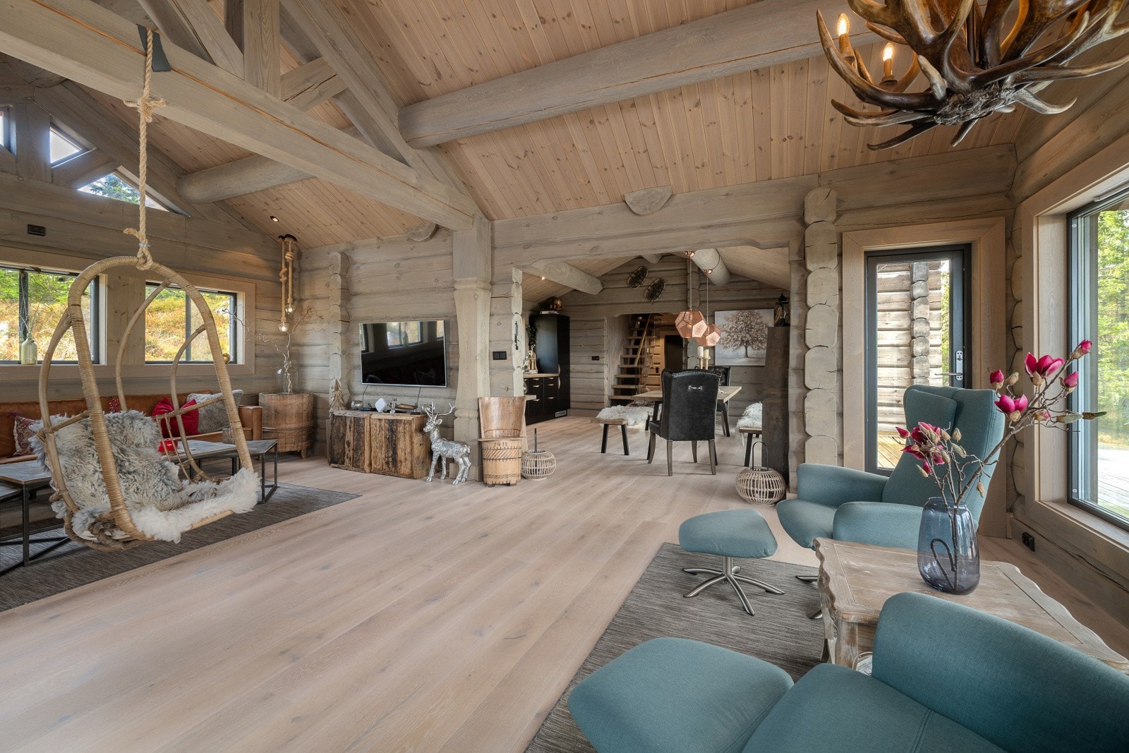 Stuen er praktisk inndelt i flere sosiale soner, noe som gir gode møbleringsmuligheter. Galleribilde