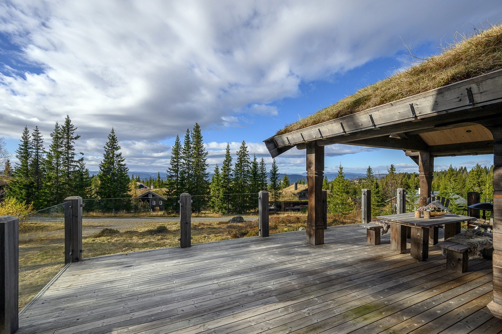 Terrassen er utstyrt med glassrekkverk for å bevare utsikten og skape en
åpen og luftig følelse. Galleribilde