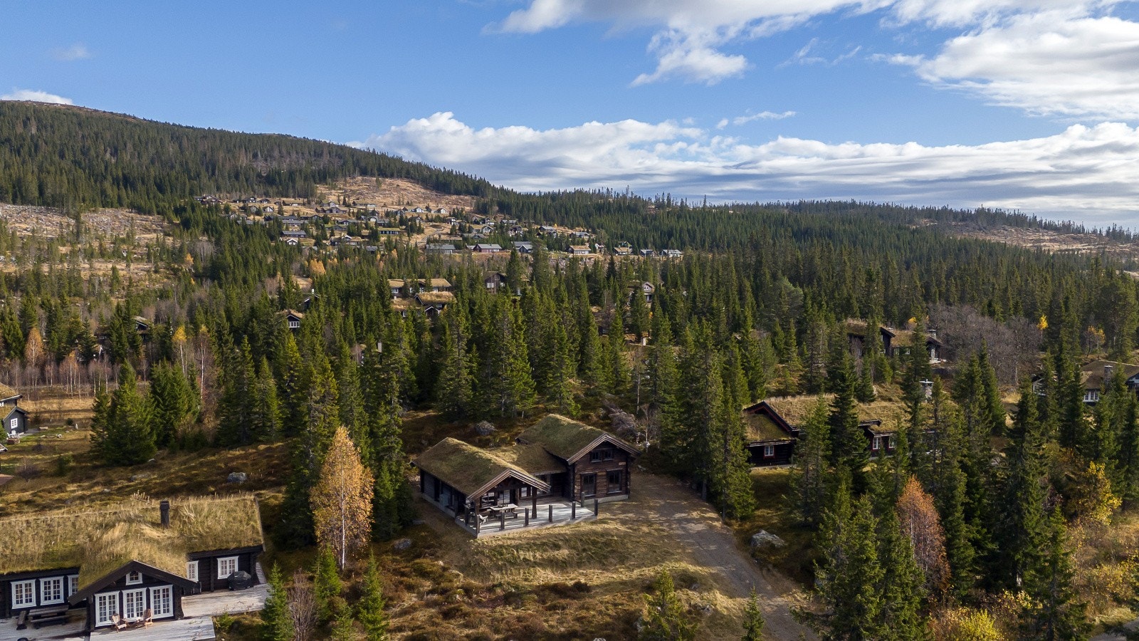 Hytta ligger i naturskjønne omgivelser i Stulen Søndre, Hafjell, med flott utsikt og nærhet til turstier. Galleribilde