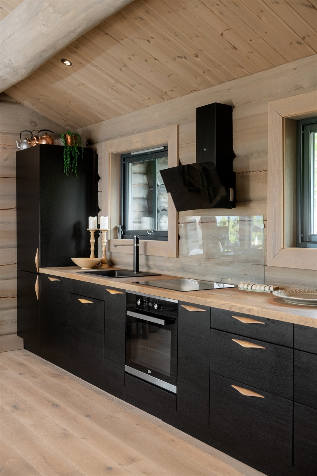 Innredningen tilbyr rikelig lagringsplass med mange skap og skuffer, og er utstyrt med integrert kjøl/fryseskap, oppvaskmaskin, komfyr og induksjonstopp. Galleribilde