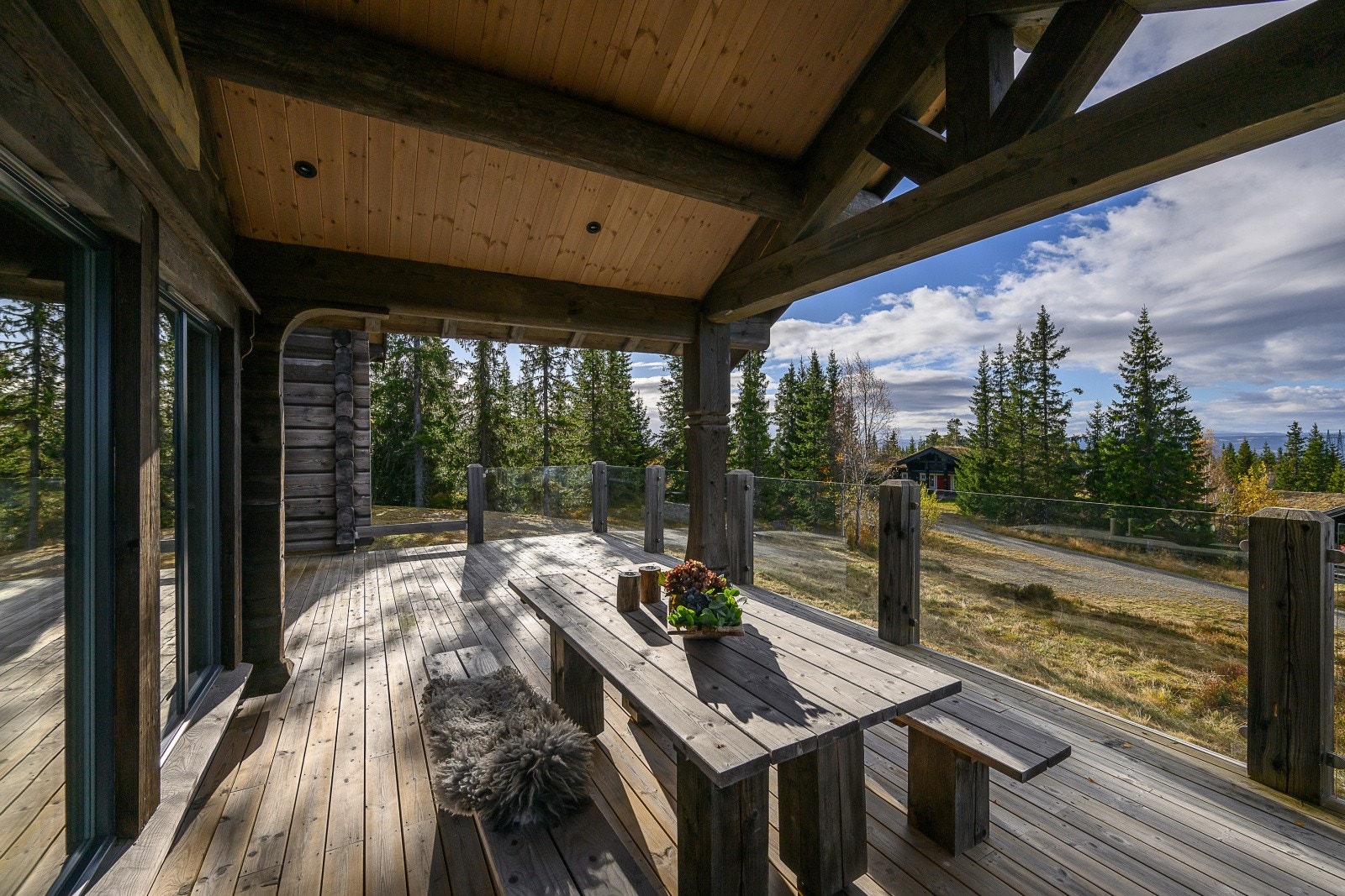 Solrik og romslig terrasse på ca. kvm - perfekt for grilling, avslapning og hyggelige stunder med familie og venner. Galleribilde