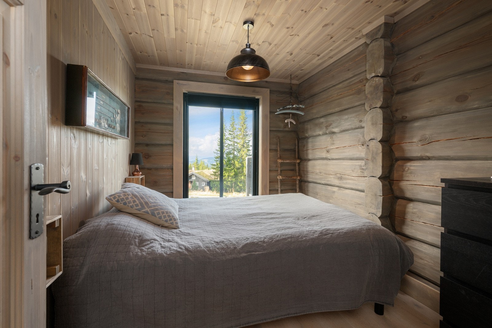 Soverommene har god plass til dobbeltseng og oppbevaring. Galleribilde