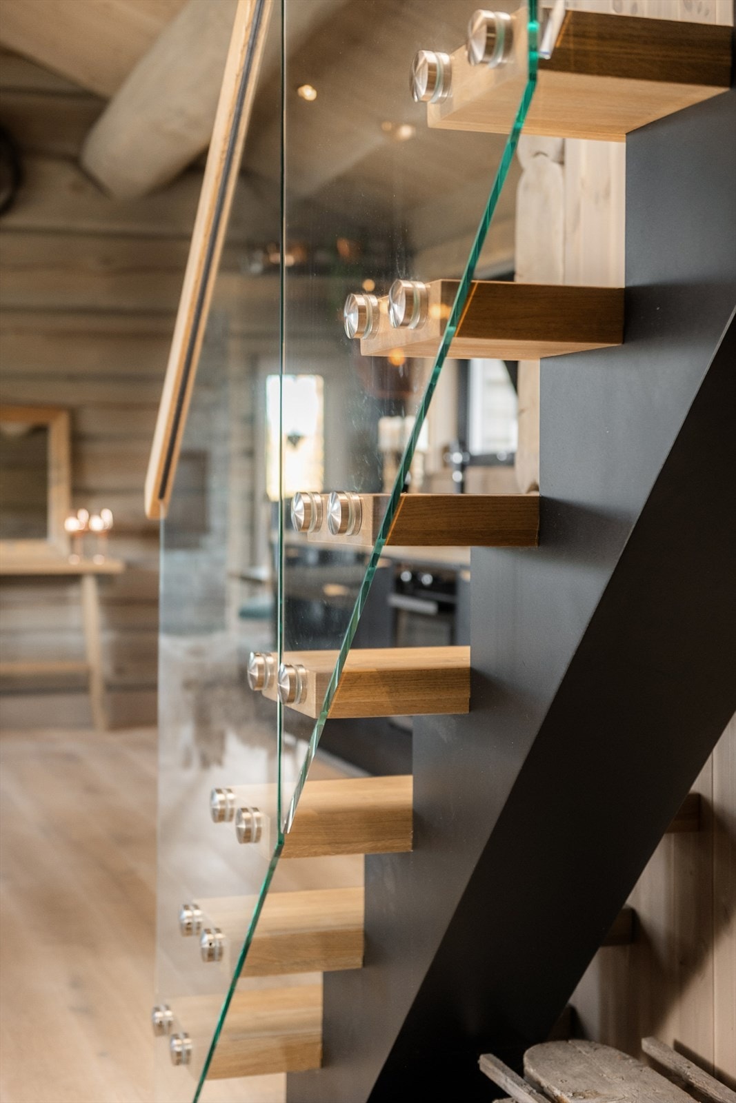 Lekker trapp av treverk med glassrekkverk. Galleribilde