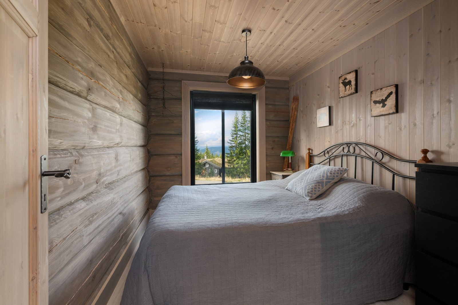 Hytta har to romslige soverom i første etasje. Galleribilde