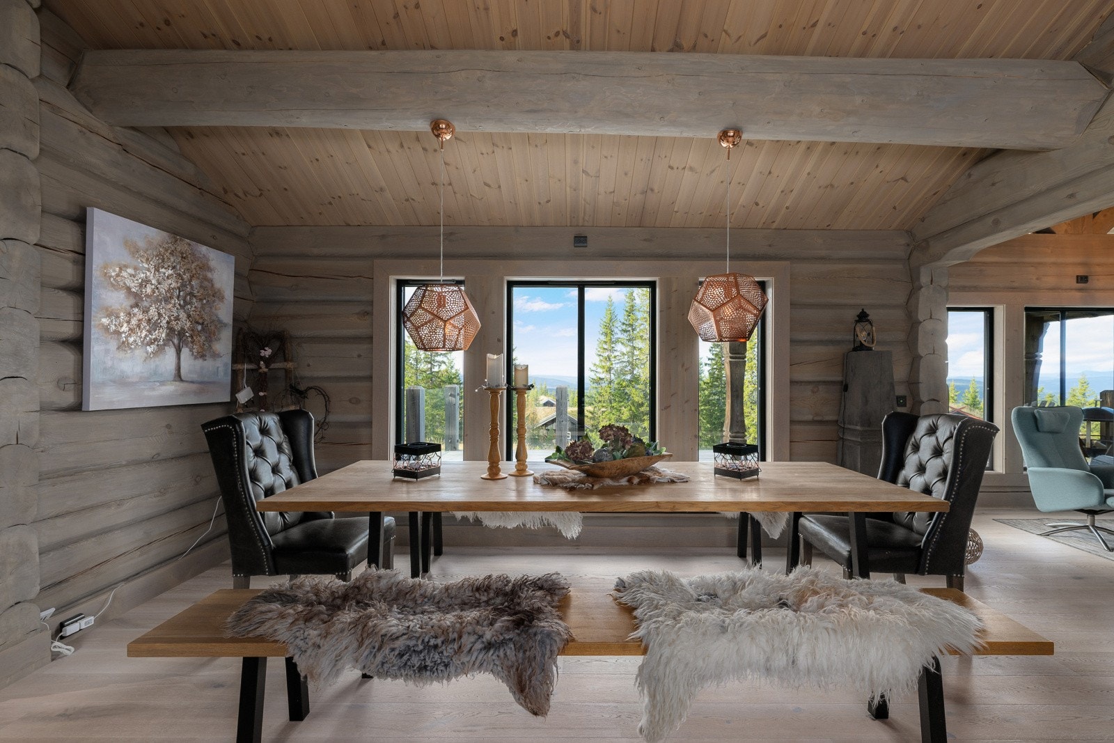 Oppholdsrommets gode utforming gir fleksible muligheter for naturlig soneinndeling - perfekt for å skape egne soner til både avslapning, måltider og sosialt samvær. Galleribilde