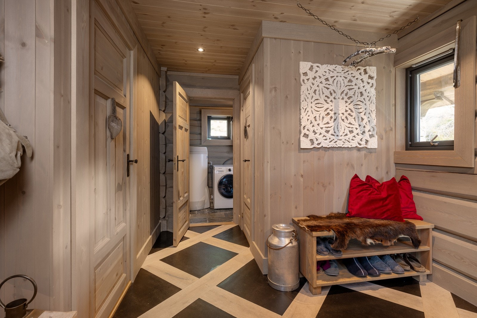 Det er kombinert innvendig bod/vaskerom med egen utgangsdør. Galleribilde