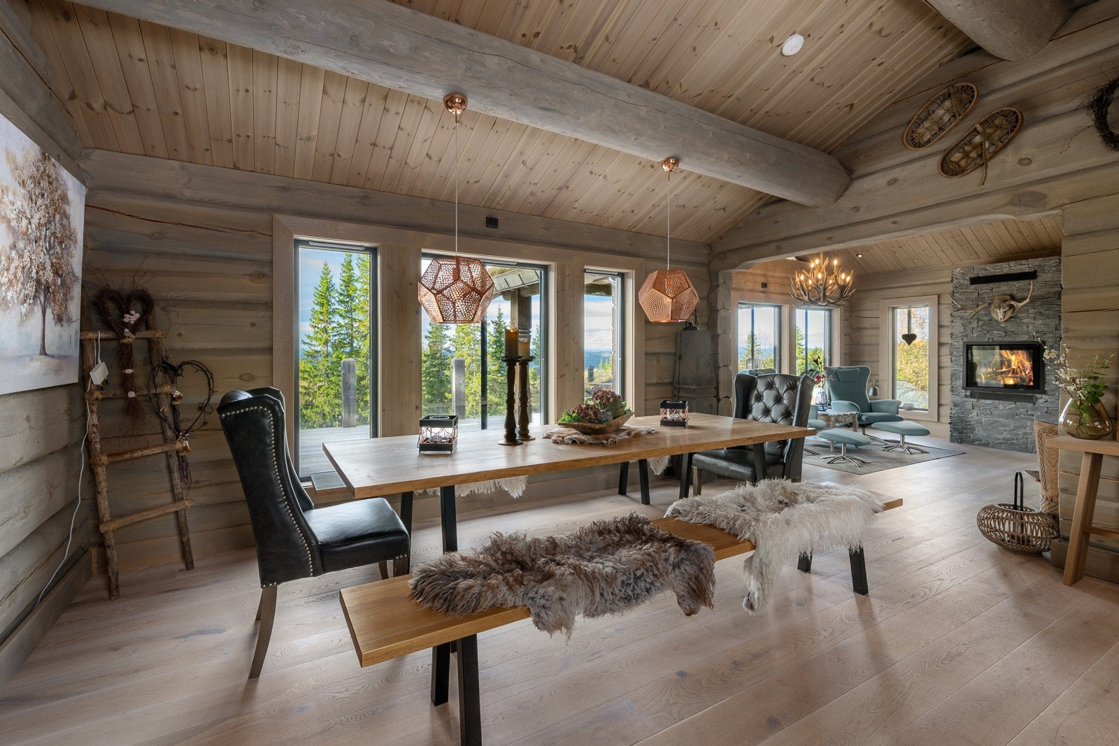 Den delvis åpne løsningen skaper en god flyt og et sosialt samlingspunkt i hytta. Galleribilde