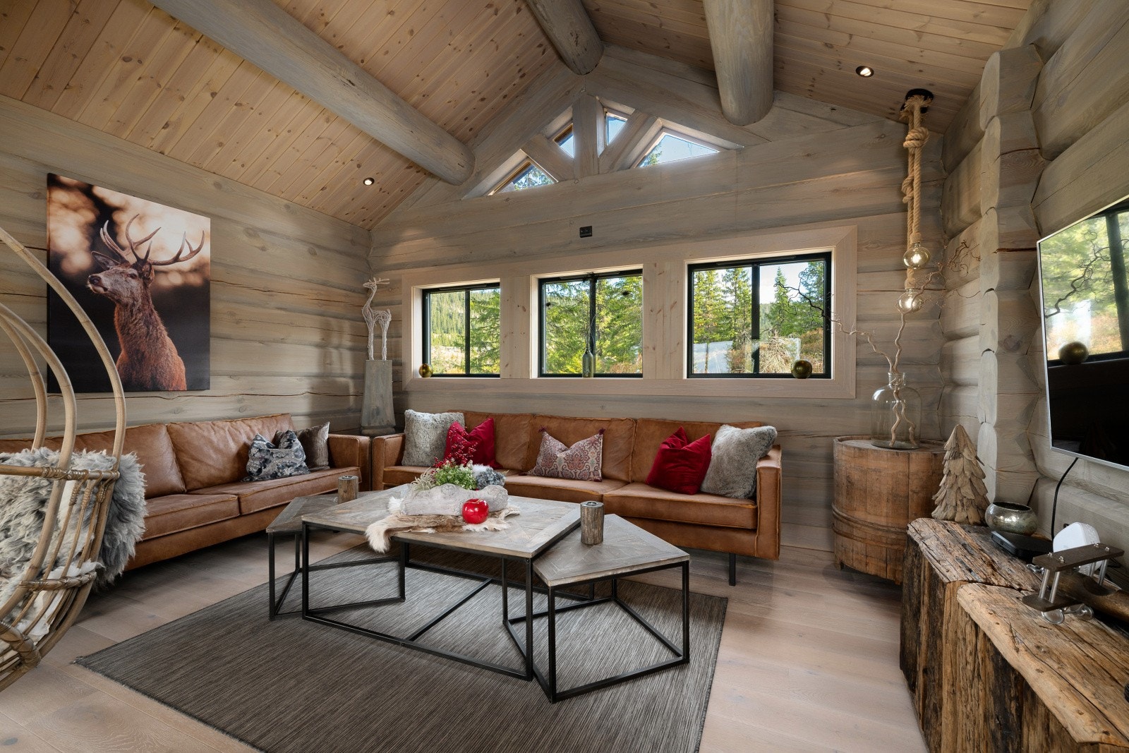 I første etasje finner du hjertet av hytta: en lys og romslig stue med god takhøyde. Galleribilde