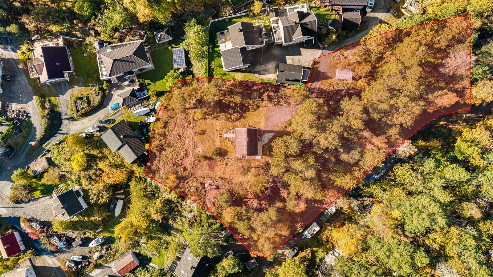 Eiendommen er på hele 5 165,4m², og mesteparten av tomten er regulert til boligformål. Galleribilde