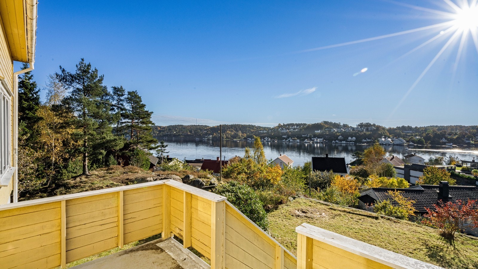 Boligen ligger fint til på et høydedrag med fin tilgang på solen Galleribilde