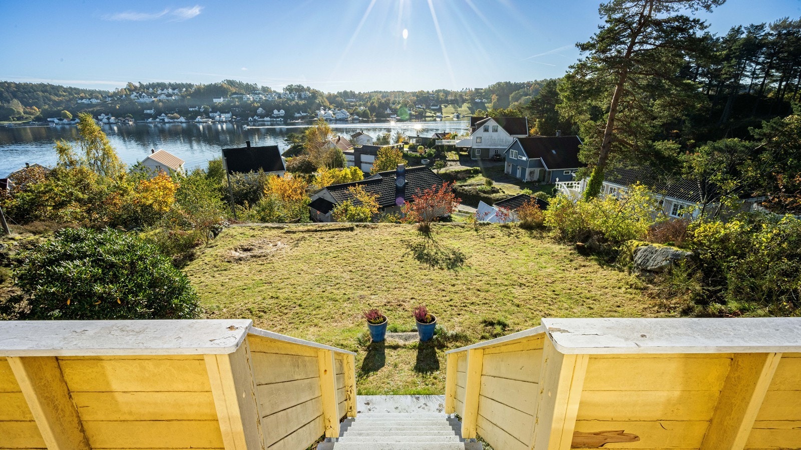 Veranda med trapp ned til hage Galleribilde
