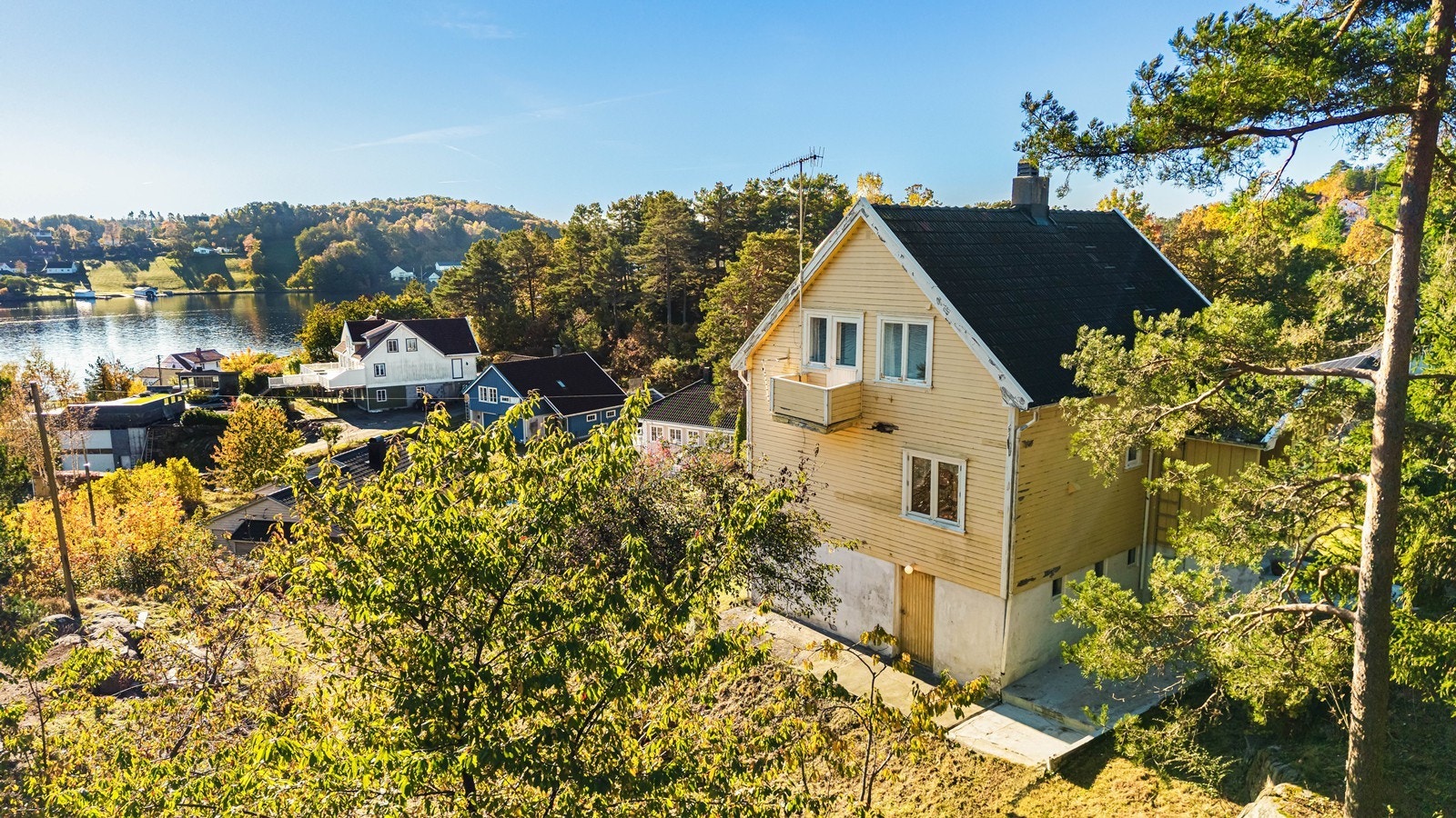Boligen har nydelige omgivelser med flott sjøutsikt og grønn vekst Galleribilde