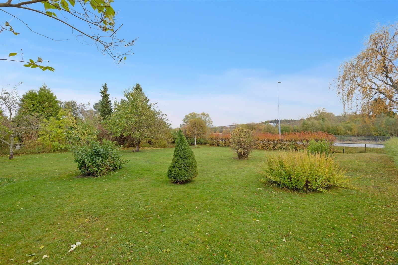 Skjermet uteområde med plass til sittegruppe, blomster og lek - her kan sommerdagene nytes i fred og ro. Galleribilde