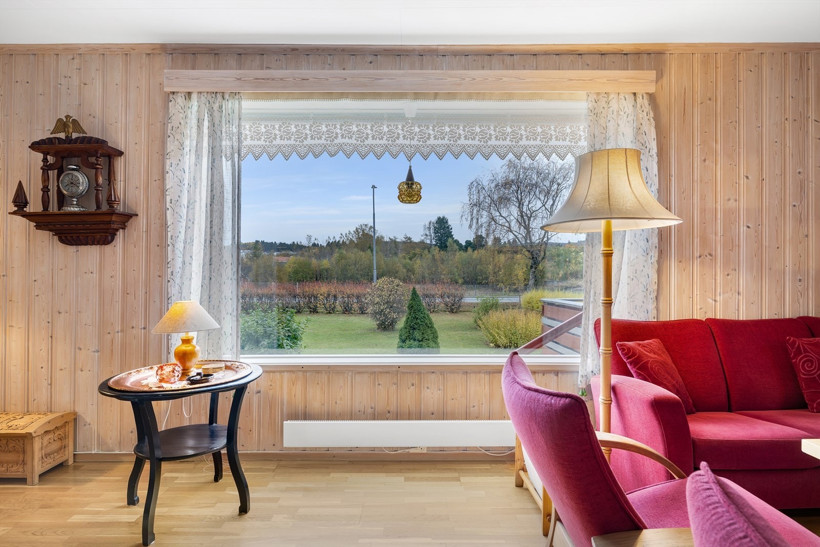 Luftig og trivelig stue med store vinduer som slipper inn rikelig med dagslys. Galleribilde