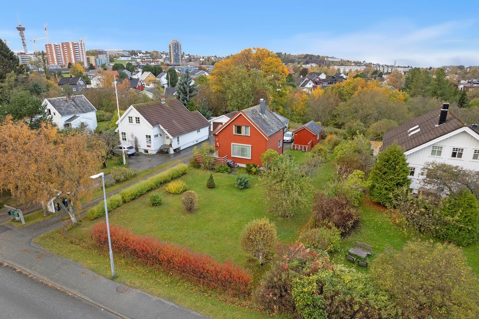 Heimdal Eiendomsmegling v/ Roger M. Rones har gleden av å presentere en sjarmerende og flott beliggende enebolig på Brøset. Galleribilde