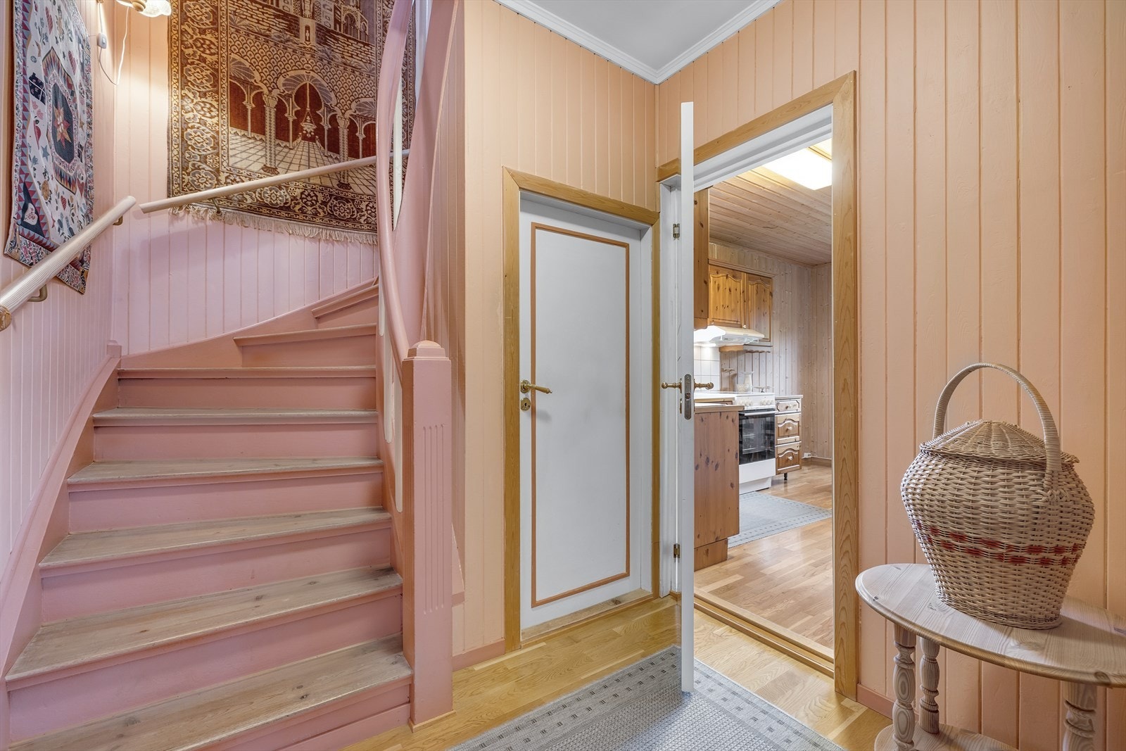 Døren ned tar deg til vaskerommet, 2 boder og 1 WC. Galleribilde