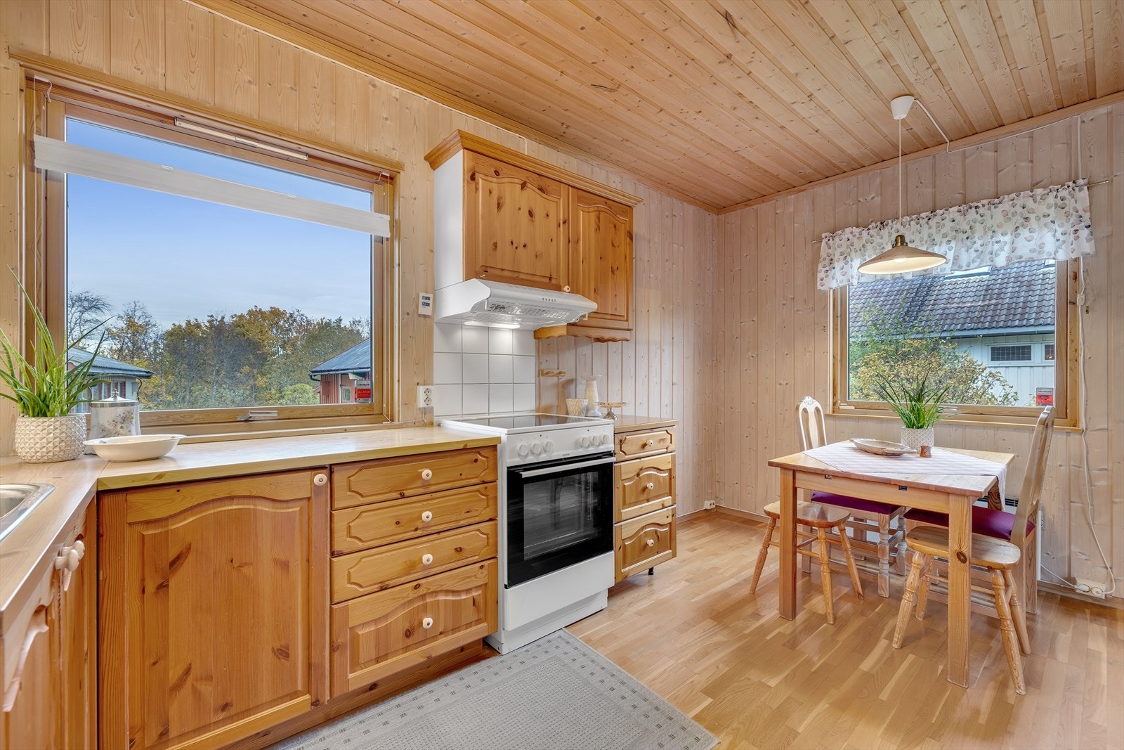 Innredning med mekanisk avtrekksvifte over stekesonen. Galleribilde