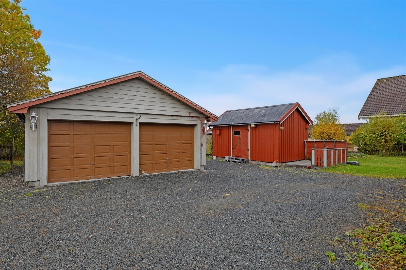 Parkering i dobbelgarasje. Garasjen er oppmålt til 56m² Galleribilde