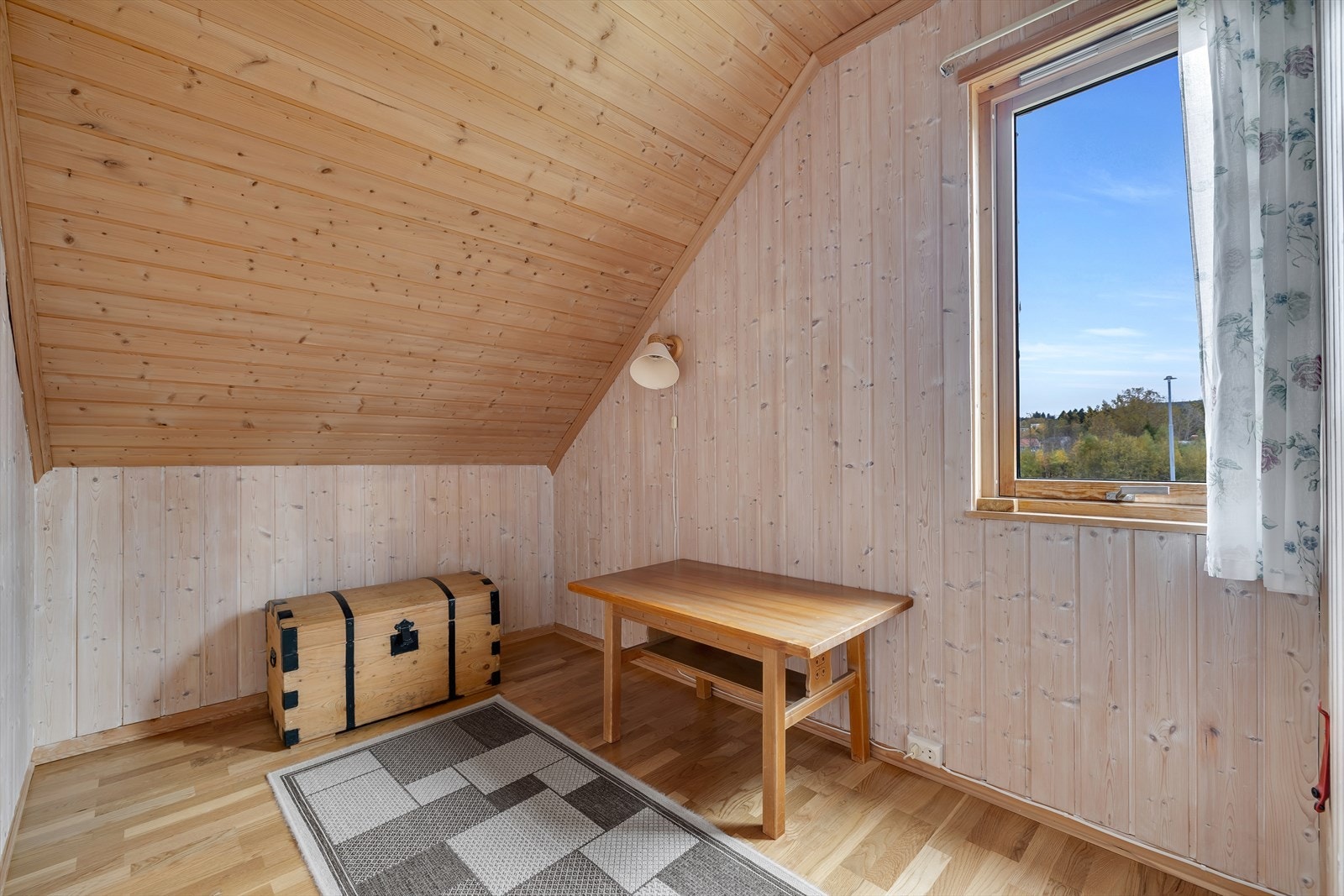 Omkledningsrommet på 4,5 m² ligger i tilknytning til hovedsoverommet. Galleribilde