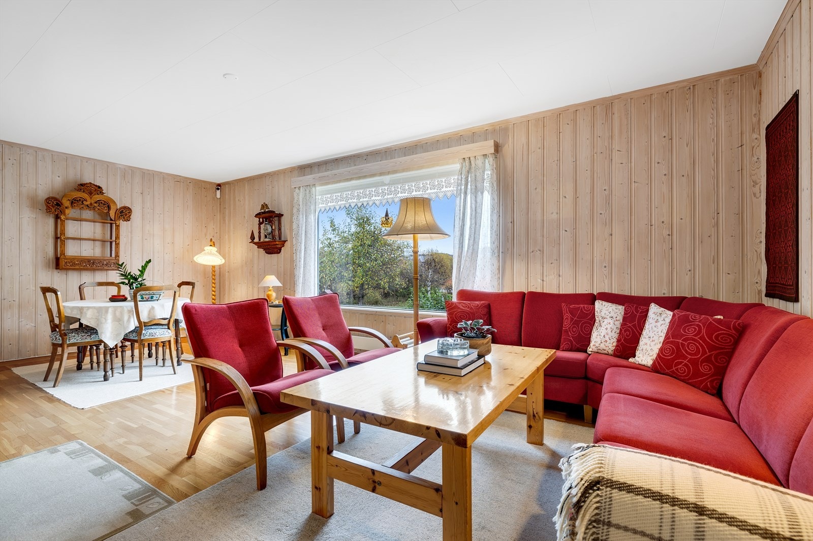 Boligen varmes opp gjennom vedfyring og elektrisitet. Galleribilde