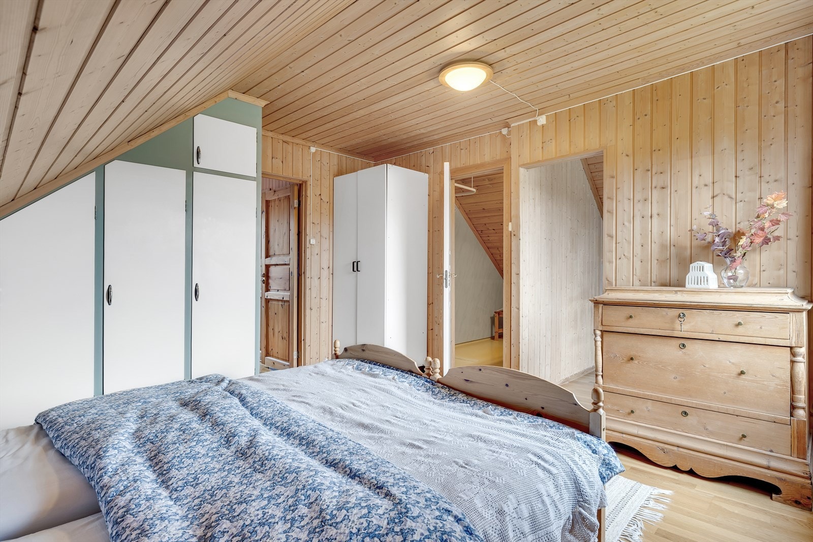 Rommet egner seg godt til å være hovedsoverom. Soverommet kan enkelt innredes med dobbeltseng og garderobeløsning. Galleribilde