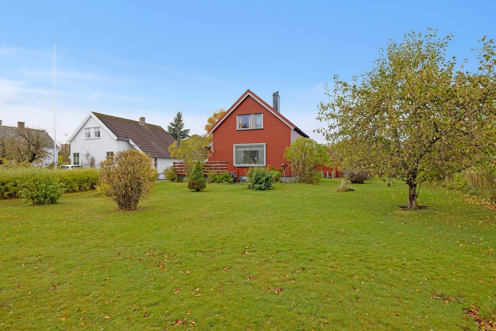 Hagen er pent opparbeidet med gressplen og beplantning - her er det god plass til både lek, hagearbeid og avslapning. Galleribilde