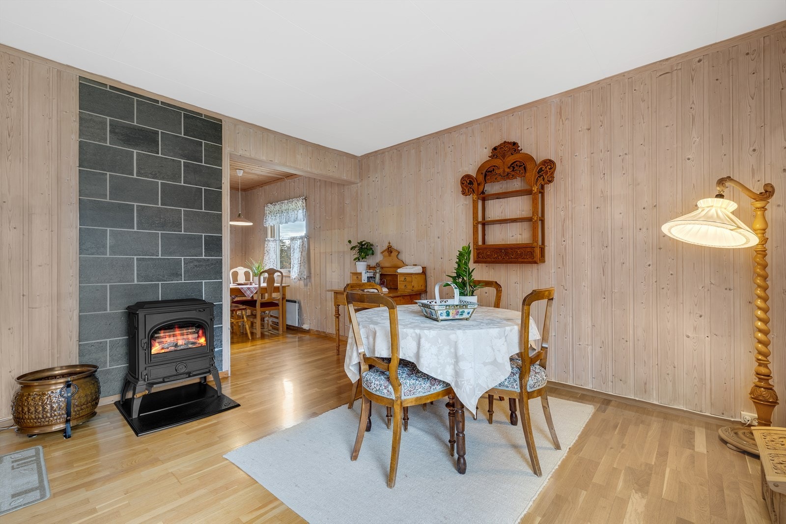 Spisestuen fungerer som et naturlig bindeledd mellom kjøkken og stue. Galleribilde