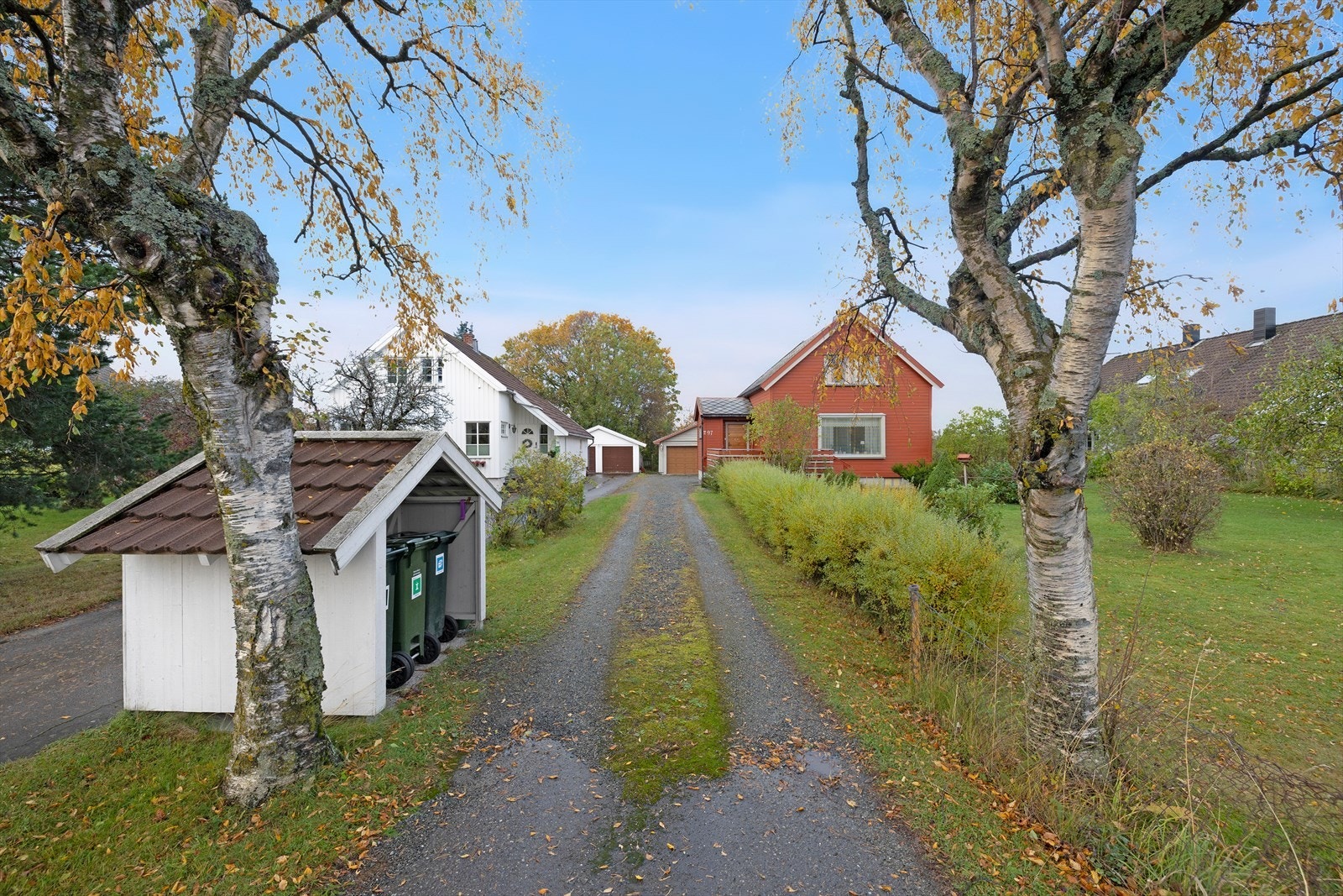 Sjarmerende bilvei inn til boligen. Galleribilde