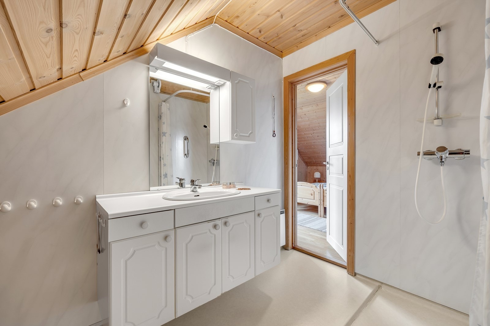 Badet er utstyrt med mekanisk avtrekk, åpen dusj, servantskap og servant. Galleribilde