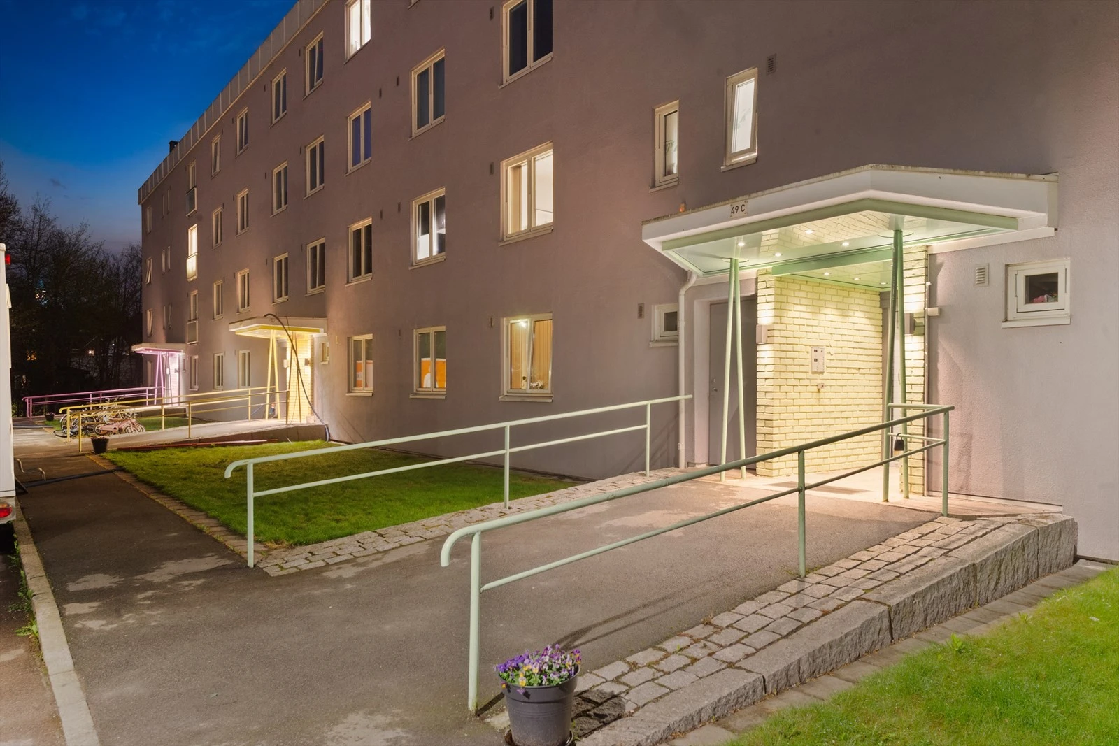 Leiligheten ligger i byggets 1. etasje med trappefri adkomst Galleribilde