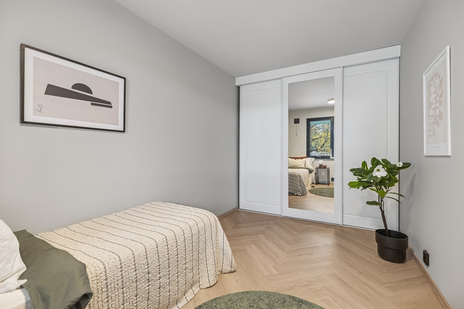 Det ene soverommet har oppbevaring i skyvedørsgarderobe Galleribilde